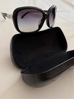 CHANEL Black Frame Sunglasses with Gradient Gray Lenses